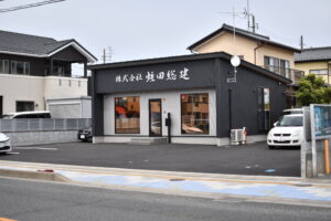 黒いガルバリウム外壁がおしゃれな株式会社蛭田総建の平屋オフィス外観